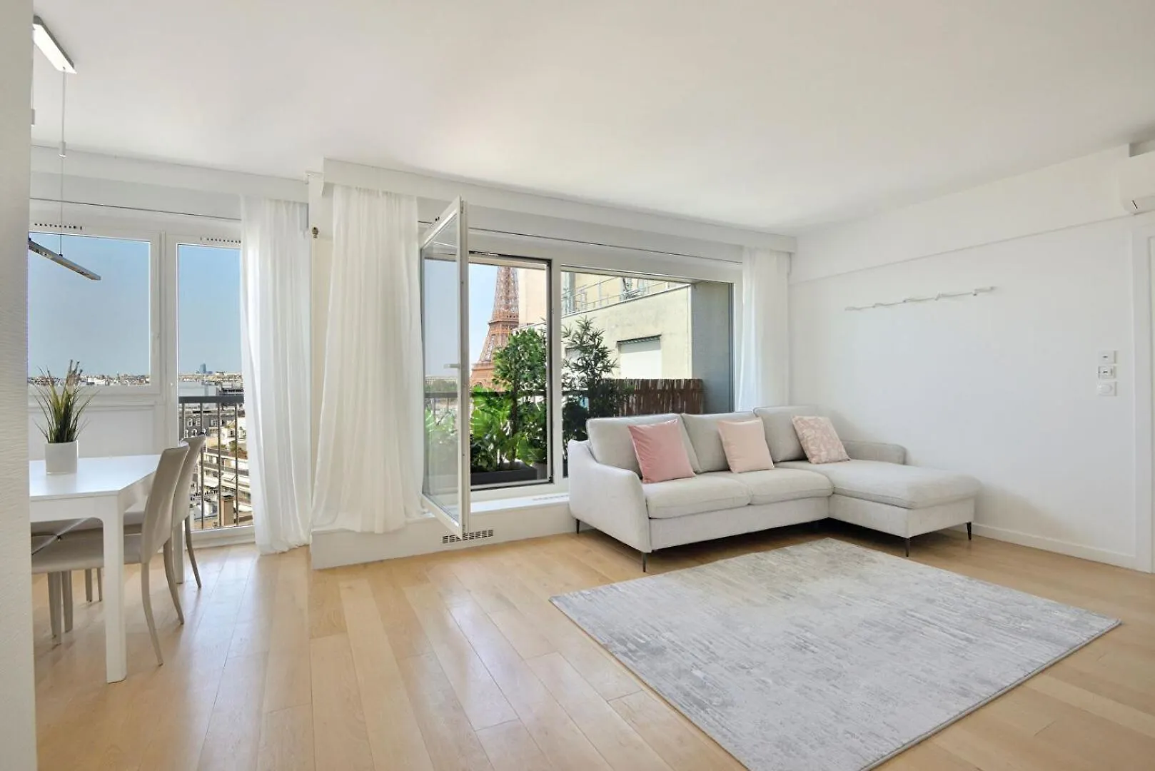 The Eiffel Tower Residence - A Luxurious Apartment With Breathtaking Views Of The Eiffel Tower باريس